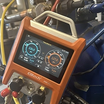 Digital Refrigeration Gauge Displaying Temperature and Pressure Levels